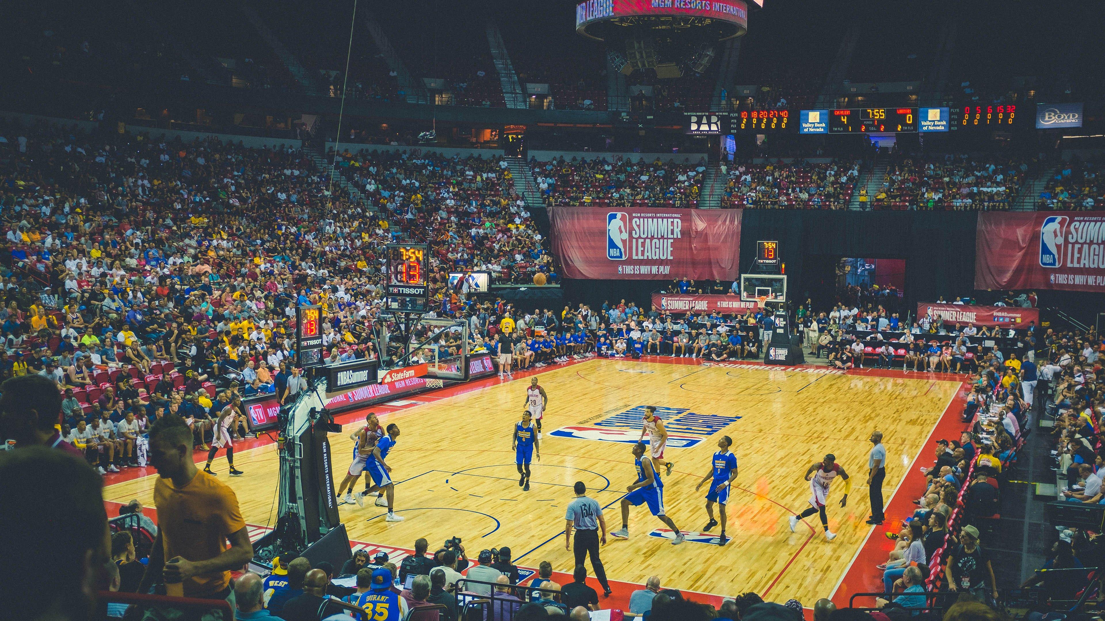 巴萨巡游庆祝夺冠，数万人街头狂欢，梅西名字响彻云霄成永恒赞歌